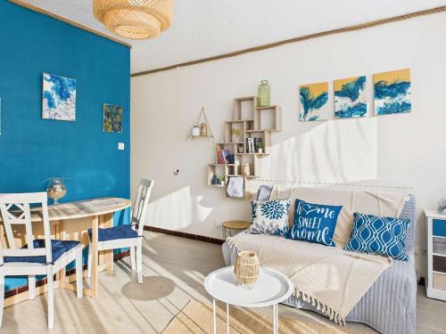 un salon avec un canapé et une table dans l'établissement Appartement climatisé avec parking à Marseillan-Plage - FR-1-326-849, à Marseillan