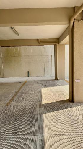 an empty parking lot with columns in an empty room at Lujoso Penthouse con alberca vista increíble al Mar y Rio en el Estero in Boca del Río