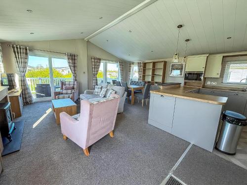 Kuchyň nebo kuchyňský kout v ubytování Beautiful Lodge With Decking In Hunstanton At Manor Park Ref 23195K