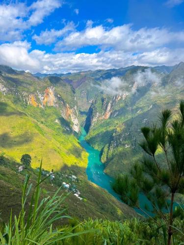 a view of a river in a mountain valley at Homestaychivieng in Yên Minh