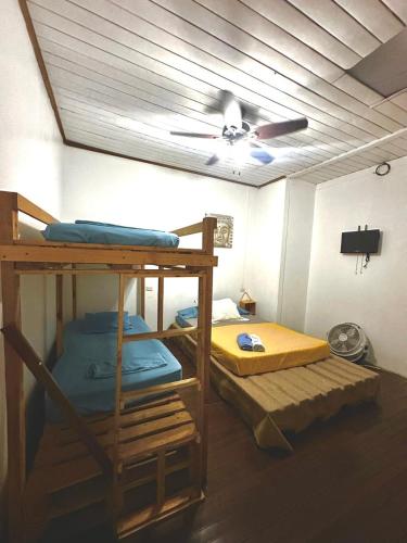 a room with two bunk beds and a ceiling at Hotel Cortez Azul in Alajuela City