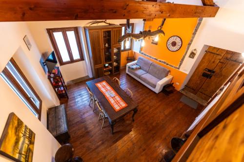 an overhead view of a living room with a table and a couch at Rustico verginate 3 in Bellano