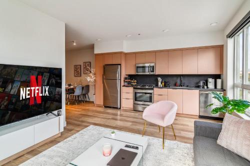 Η κουζίνα ή μικρή κουζίνα στο 2BR Luxury Apt in Culver City, Free Parking, Pool, Gym