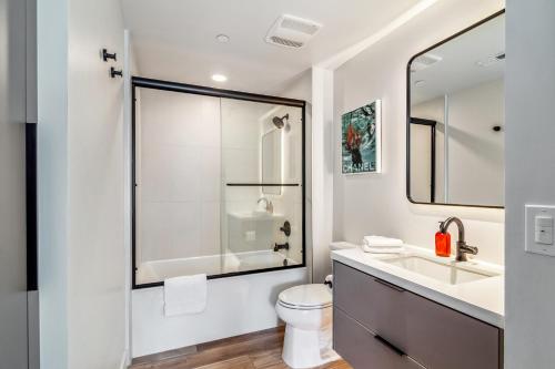 Ένα μπάνιο στο 2BR Luxury Apt in Culver City, Free Parking, Pool, Gym
