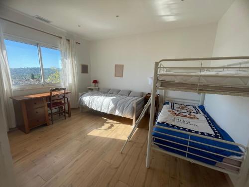 - une chambre avec 2 lits superposés et un bureau avec une fenêtre dans l'établissement VILLA Rayon d'Or, à Peymeinade