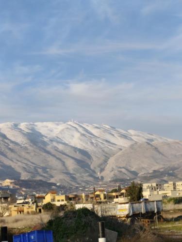 a view of a snow covered mountain with houses at סוויטת לורד הרמיטאז' בגלון in Bruchim