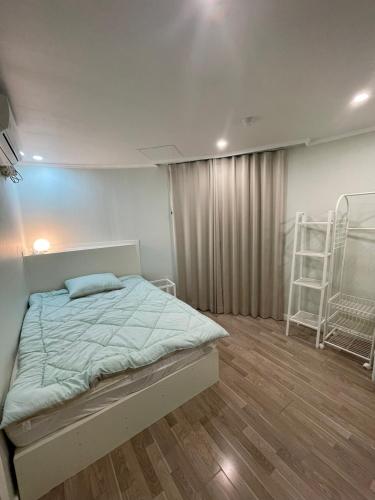 Ένα ή περισσότερα κρεβάτια σε δωμάτιο στο Stay The Meomuleum Sanbon