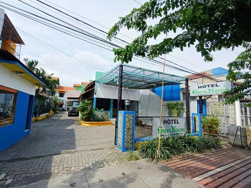 una strada in una città con un hotel di YUTAKA INN Bungurasih Waru Sidoarjo a Kedungredjo