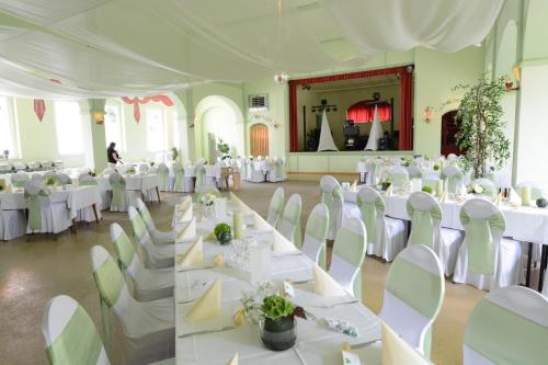 Göda的住宿－Pension Zum Hirsch，宴会厅配有白色的桌子和白色的椅子