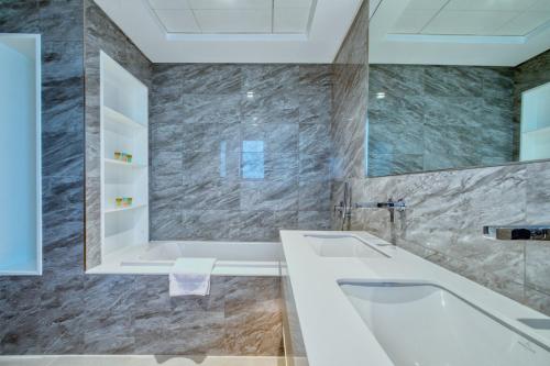 a bathroom with two sinks and a tub at Dubai Luxury 4BR Villa in Murooj Al Furjan in Dubai
