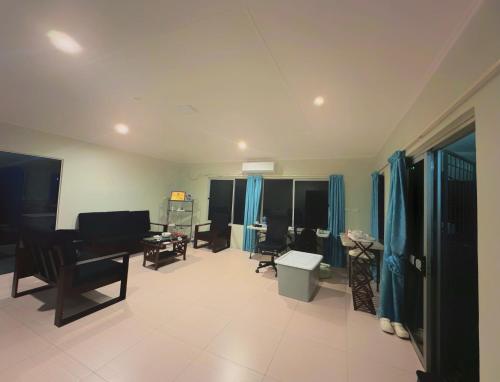 soggiorno con tende blu e pianoforte di Fiji Sky City近機場商圈可做飯有冷氣 a Nadi