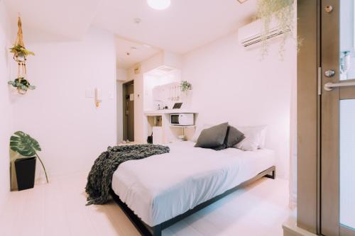 Ένα ή περισσότερα κρεβάτια σε δωμάτιο στο Minimalist Loft 4 Namba Compact Studio and Gym MA405