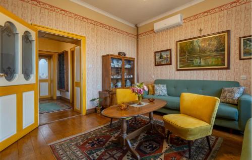 a living room with a blue couch and a table at 2 Bedroom Amazing Home In Draz in Draž