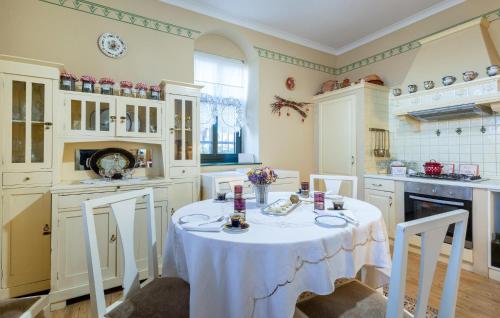 a kitchen with a table and chairs in a room at 2 Bedroom Amazing Home In Draz in Draž