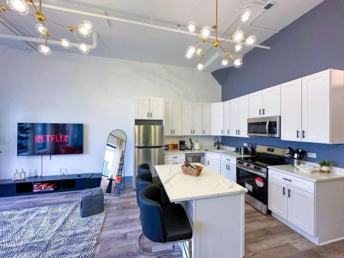 Nhà bếp/bếp nhỏ tại Spacious 6BR Luxury Suite Perfect for Groups Near McCormick Place and Soldier Field