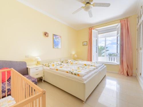 1 dormitorio con cama y ventana en Villa Fortuna, en Puerto Calero