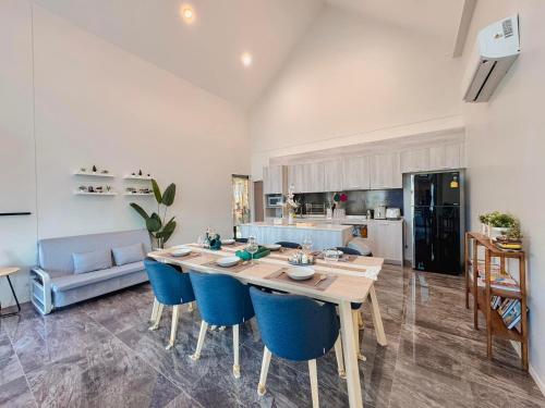 Küche/Küchenzeile in der Unterkunft Sixty-one Pool Villa Khaoyai รองรับสูงสุด 14 ท่าน, up to 14 people
