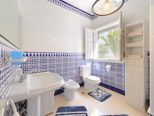 A bathroom at Villa Fortuna