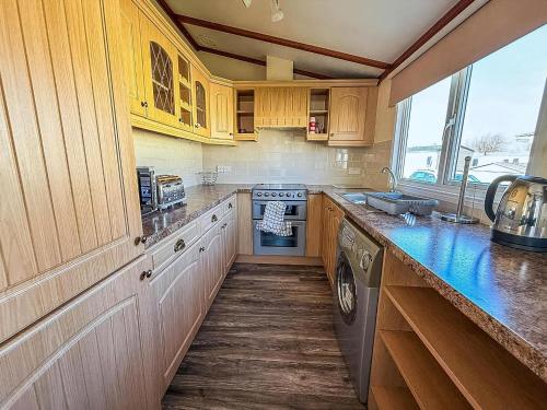 Η κουζίνα ή μικρή κουζίνα στο Gorgeous Lodge With Decking At Southview Holiday Park In Skegness Ref 33093V