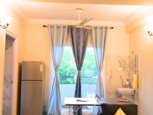 una cucina con frigorifero e finestra di Evara Kondapur Retreat Luxury 3BHK fully Equipped Apt a Hyderabad