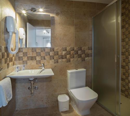 Kylpyhuone majoituspaikassa Hotel Almadraba
