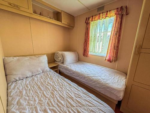 Ένα ή περισσότερα κρεβάτια σε δωμάτιο στο Lovely 8 Berth Caravan In Skegness With Free Wi-Fi, Ref 96023D
