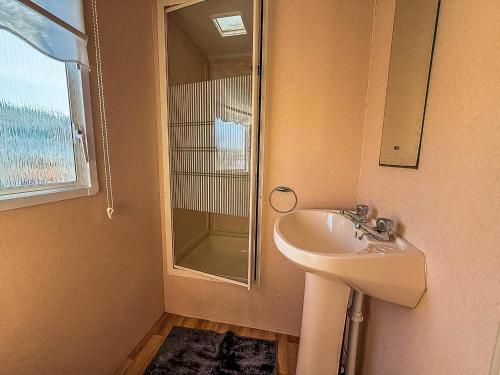 Ένα μπάνιο στο Lovely 8 Berth Caravan In Skegness With Free Wi-Fi, Ref 96023D