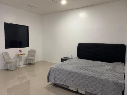 Postel nebo postele na pokoji v ubytování Vasquez Residence Cozy Homestay