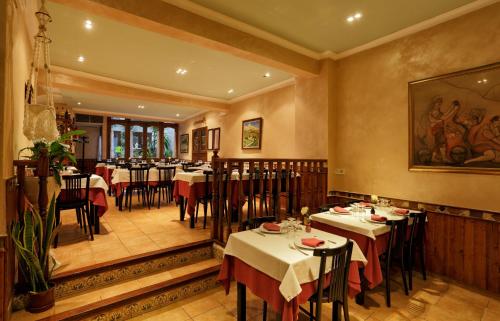 Reštaurácia alebo iné gastronomické zariadenie v ubytovaní Hostal Populetus