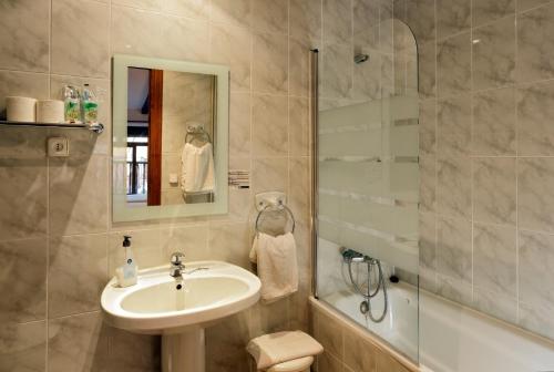 a bathroom with a sink and a shower at Hostal i Apartaments Populetus in Poboleda