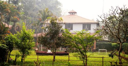 Jardín al aire libre en Chitwan Paradise Hotel