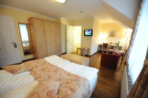 a bedroom with a bed and a television in it at Dreimädelhaus - Kirchseelte in Kirchseelte