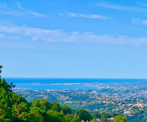 - une vue sur une ville depuis le sommet d'une colline dans l'établissement Maison de charme avec vue mer et piscine sur les hauteurs de Nice, à Aspremont