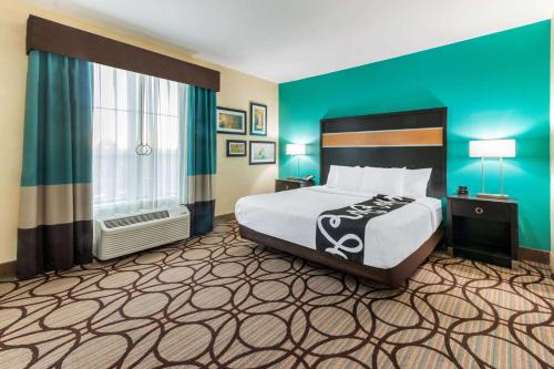 una camera d'albergo con un letto e una grande finestra di La Quinta by Wyndham Carlsbad a Carlsbad
