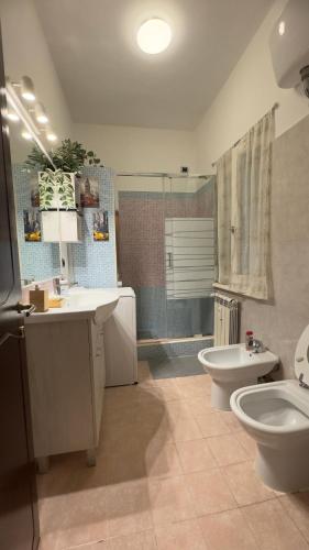 a bathroom with a toilet and a sink and a toilet istg at Bella Roma - EE in Rome
