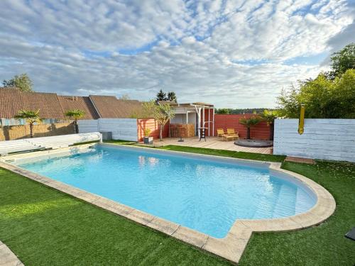 ein Swimmingpool im Hof eines Hauses in der Unterkunft Oasis de Détente avec Piscine et Jacuzzi 300m2 in Roézé-sur-Sarthe