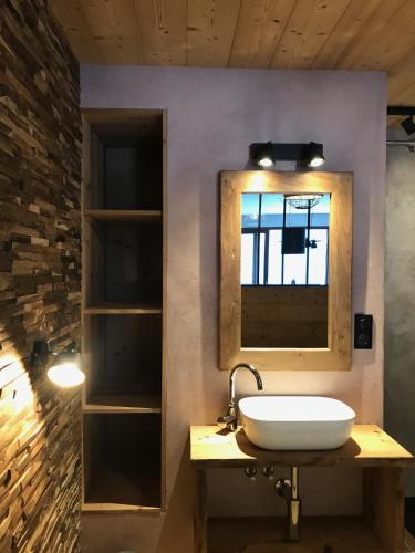 une salle de bain avec un lavabo et un miroir dans l'établissement Appartement Lac de Vonnes Chatel, à Châtel