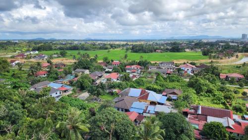 - une vue aérienne sur un village avec des maisons et des arbres dans l'établissement The Viana Apartment 2, à Kota Bharu