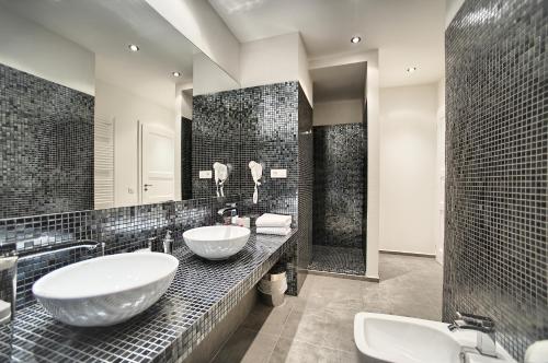 baño en blanco y negro con 2 lavabos y ducha en Art Residence Krocinova, en Praga