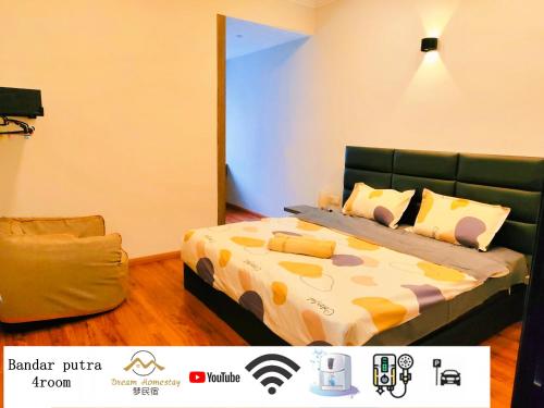 una camera da letto con un letto e una sedia di Area Bandar Putra Kulai 4-6BR near AEON IOI Airport a Kulai