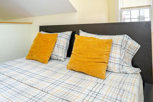 39 - 3BR Quincy - Stunning Townhouse near Adamsにあるベッド
