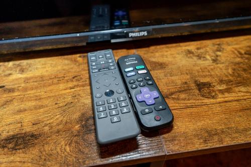 39 - 3BR Quincy - Stunning Townhouse near Adamsにあるテレビまたはエンターテインメントセンター