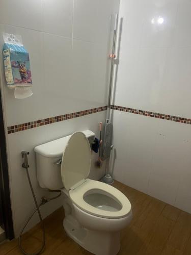 Ένα μπάνιο στο PR Home Suratthani