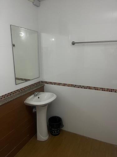 Ένα μπάνιο στο PR Home Suratthani