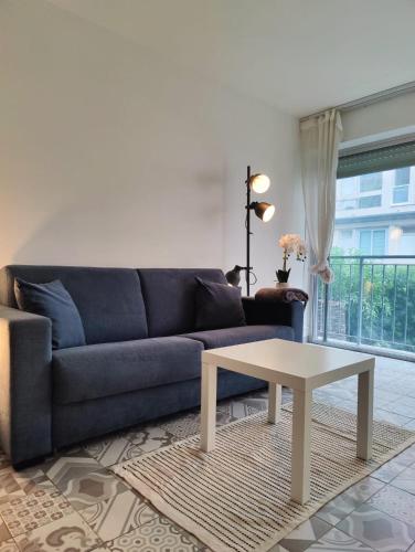 un salon avec un canapé bleu et une table basse dans l'établissement Carré d'Or - Studio lumineux à 5 minutes de la plage, à Nice