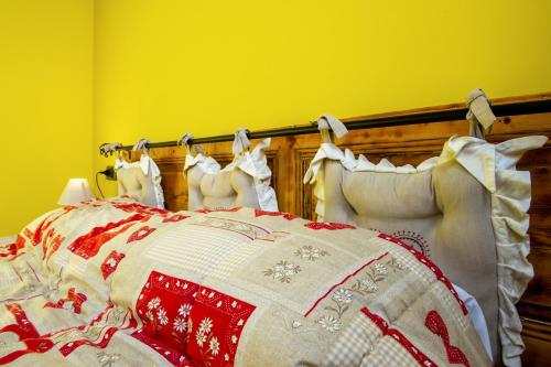 Una cama o camas en una habitación de Arthemisia