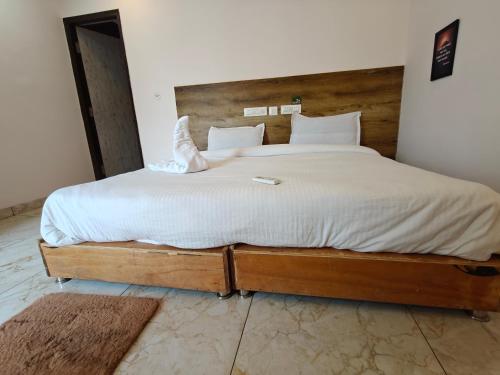 Postel nebo postele na pokoji v ubytování Rishikesh Yogashala Hotel