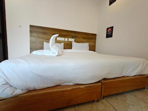 Postel nebo postele na pokoji v ubytování Rishikesh Yogashala Hotel