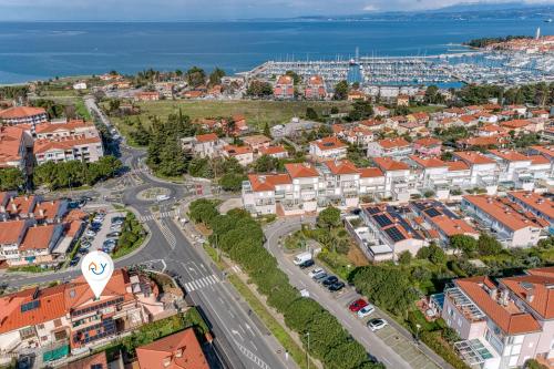 Nespecifikovaný výhled na destinaci Izola nebo výhled na město při pohledu z apartmánu