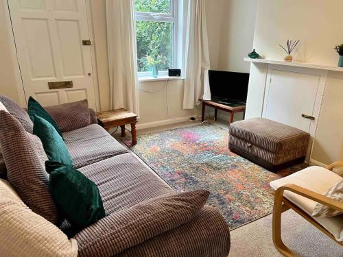 リンカーンにあるCharming Victorian terrace, near Lincoln Castleのソファと窓のあるリビングルーム